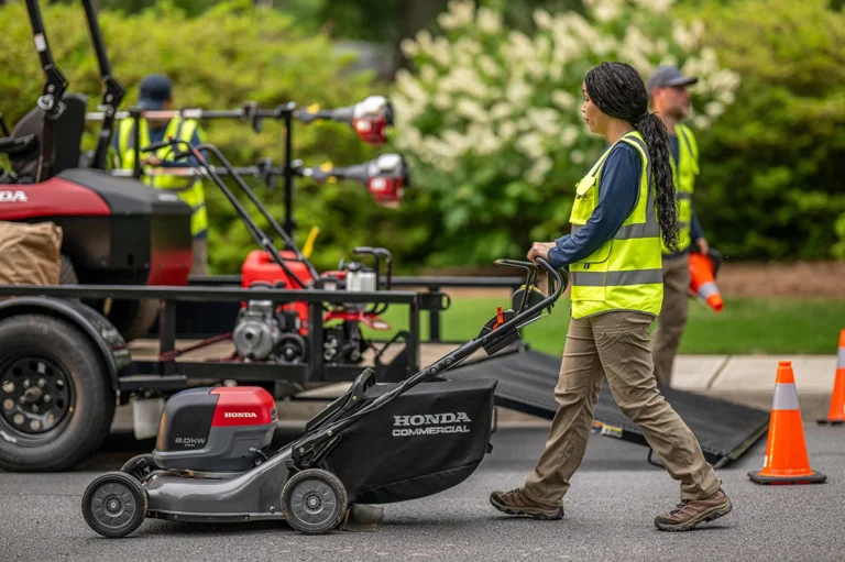 Honda HRC216EXA6 21 Inch Dual Bay Commercial Battery Powered Self-Propelled Lawn Mower — product view 2